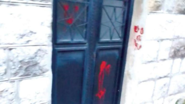 جماجم على منازل مسيحيين... ما الدوافع؟