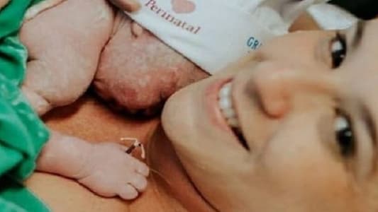 طفل يبصر النور مفاجئا الجميع بشيء في كفه