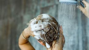 كم مرّة يجب غسل الشعر في الأسبوع لمنع تساقطه؟