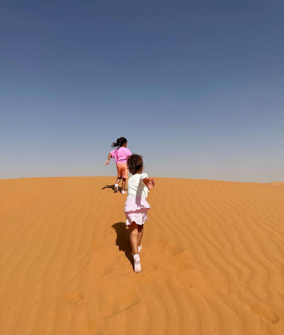 بالصور: جورجينا رودريغيز وأجواء عائلية في صحراء السعودية