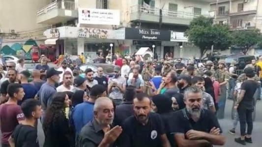 بالصورة: تجمّع لمحتجّين أمام منزل وزير الداخليّة في طرابلس