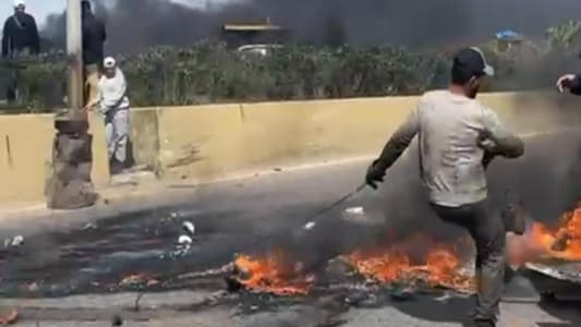 Scrap yard workers block Tripoli-Akkar highway in protest against closure order