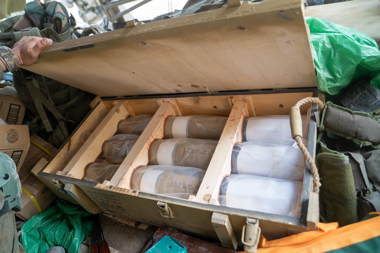 غارة على الحدود بين لبنان وسوريا... أدرعي: "الحزب" ينتهك الاتفاق