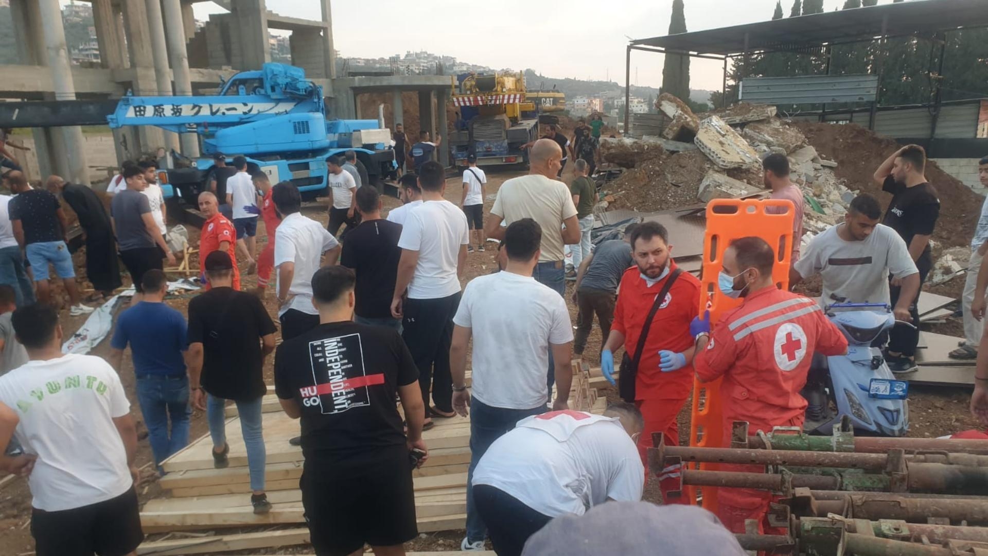 بالصّور: انهيار سقف في مبنى قيد الإنشاء.. وإنقاذ 7 عمّال