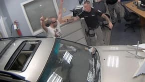 بالفيديو: إقتحم مركزاً للشرطة بسيّارته!