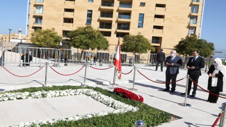 استمرار توافد الشخصيات الى ضريح الرئيس الشهيد رفيق الحريري