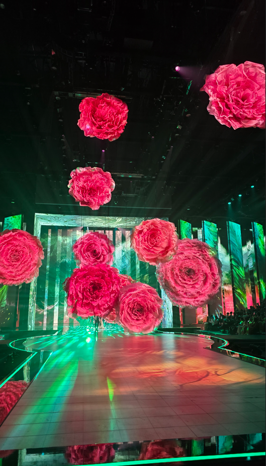 جيلبير حداد... مصمّم الحفلات الذي أضفى سحرًا على عرض إيلي صعب في الرياض