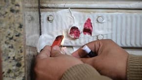 ختم محلين لسوريين بالشمع الأحمر