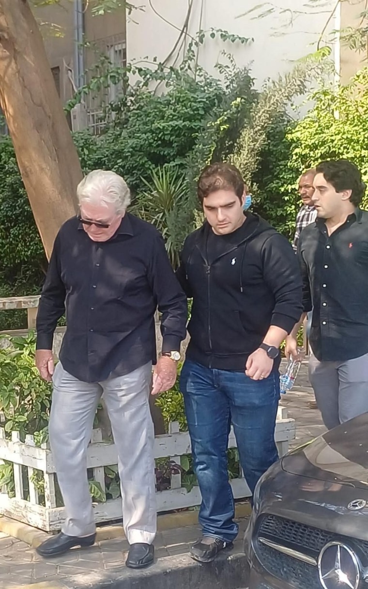 بالصور: ظهور مؤثر لحسين فهمي في جنازة شقيقه