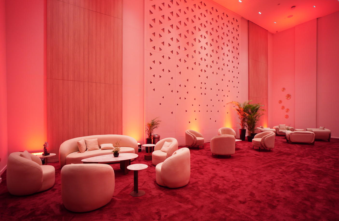 جيلبير حداد... مصمّم الحفلات الذي أضفى سحرًا على عرض إيلي صعب في الرياض