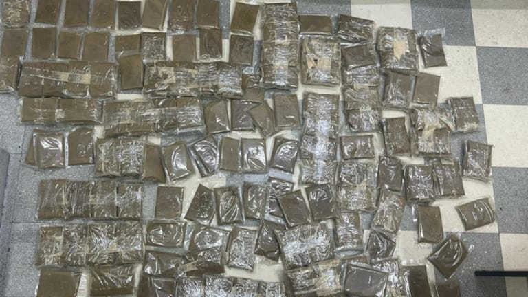 بالصّور: مخدّرات داخل "كراسي وطاولات خشبيّة"