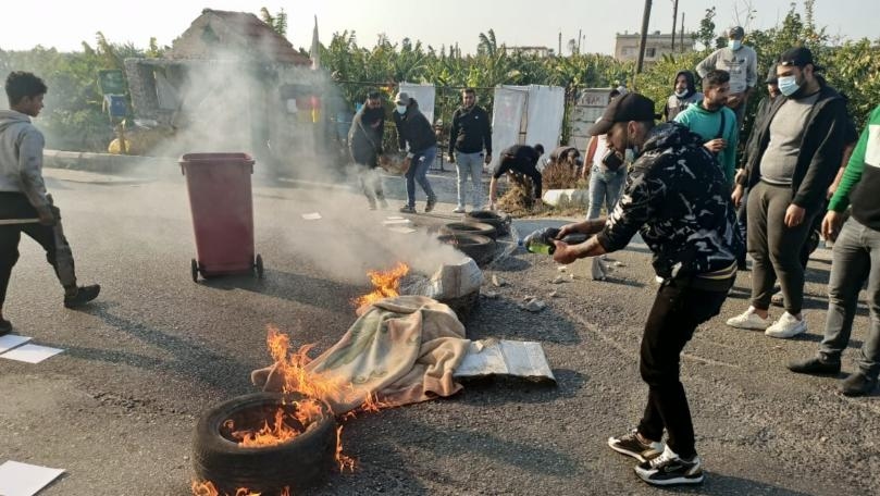 عدد من أهالي موقوفي أحداث عبرا قطعوا الطريق عند تقاطع إيليا في صيدا مطالبين بالعفو العام عن أبنائهم