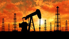النفط ينخفض بعد زيادة غير متوقعة في المخزونات