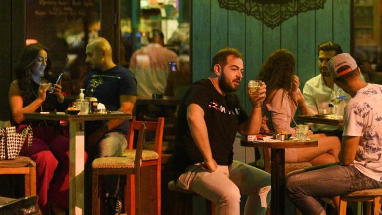 توصيات جديدة للجنة كورونا... وتعديل توقيت إغلاق المطاعم