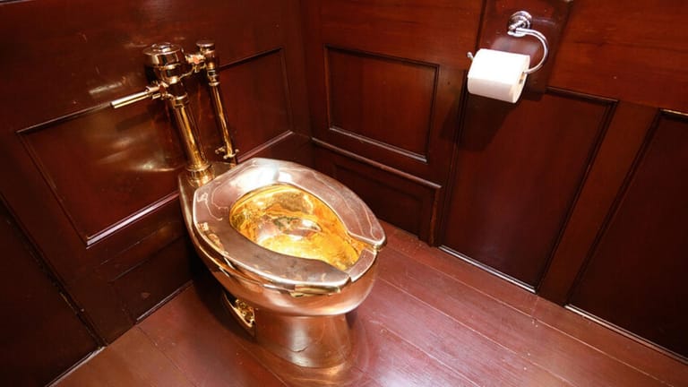 مرحاض ذهبي للبيع