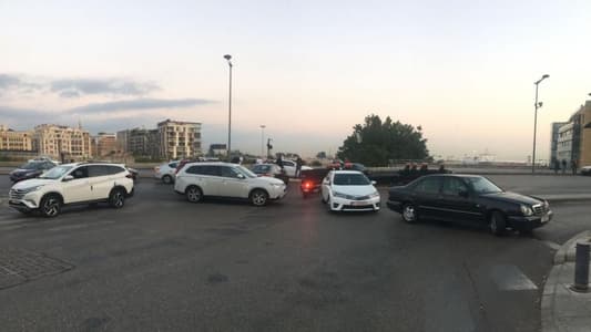 A large number of public drivers gathered on Ring Bridge; the road in Saifi and Gemmayze is still cut off