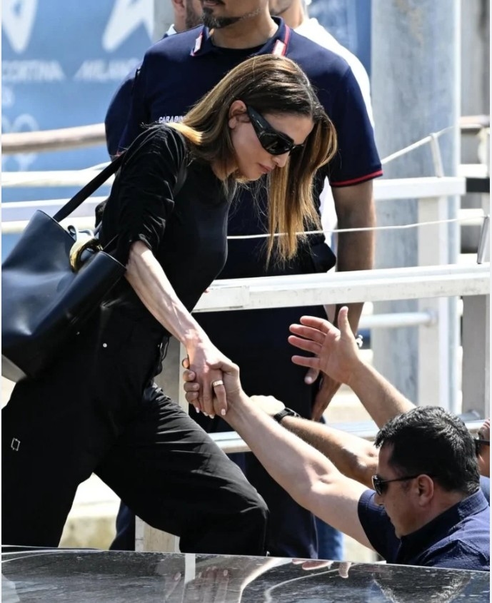 الأسرة الهاشمية تشارك في زفاف بيزوس... حضور لافت للملكة رانيا وولي العهد