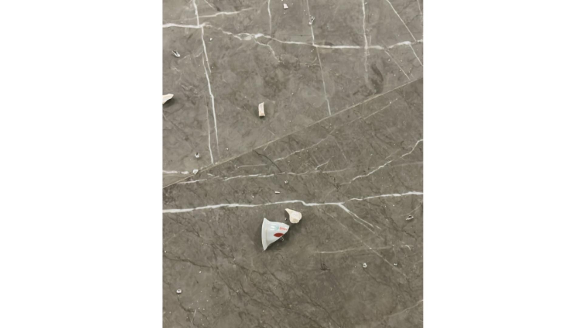 بالصور: هجوم على بلديّة وتحطيم وتخريب