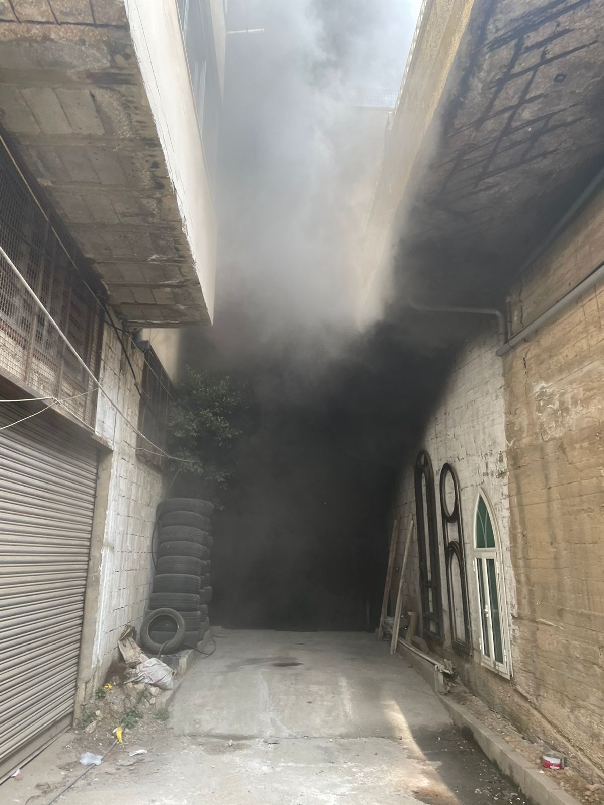 انتهاء عمليات الاطفاء والتبريد داخل معمل الألومنيوم في عمشيت