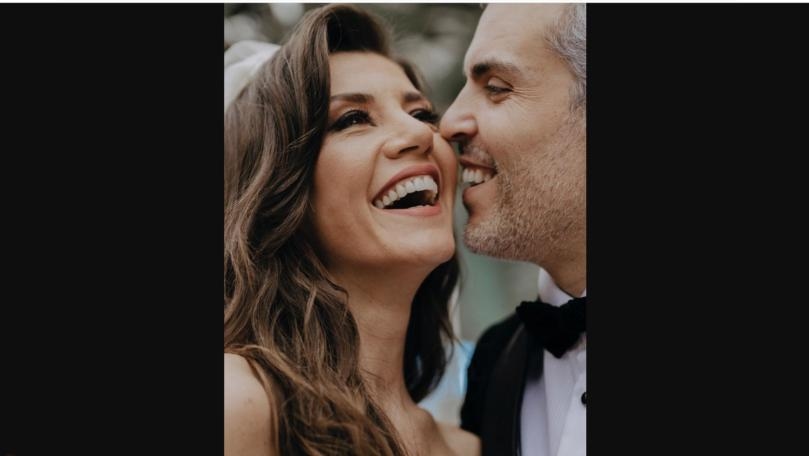 بالصور: بطلة "الأوراق المتساقطة" تدخل القفص الذهبي وتطلّ مع زوجها بالفستان الأبيض