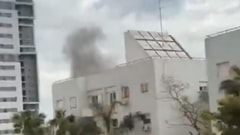 بالفيديو: لحظة سقوط صاروخ في تل أبيب