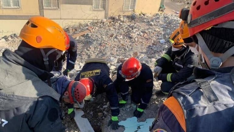 150 ألف دولار تحت الأنقاض...