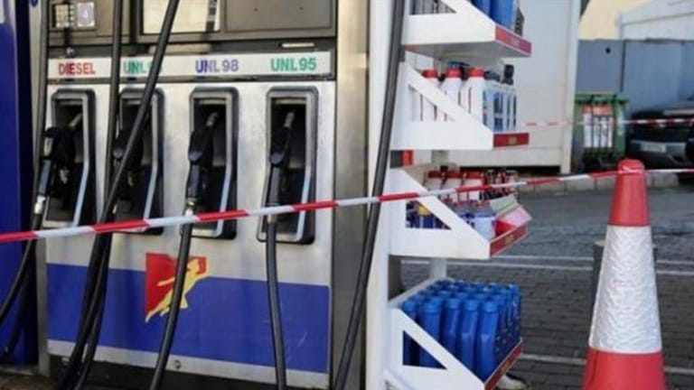 أزمة البنزين مستمرة وطوابير طويلة للسيارات أمام المحطات فيما أقفل قسم كبير منها بعد نفاد المحروقات لديها