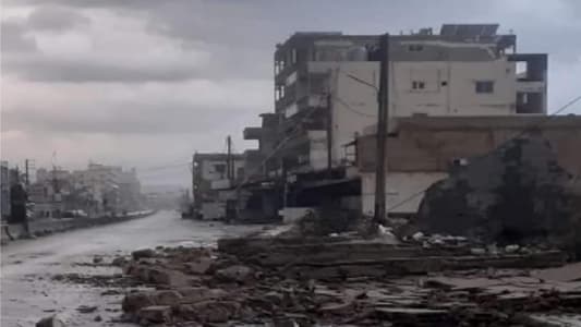 سقوط حائط مبنى بسبب غزارة الأمطار