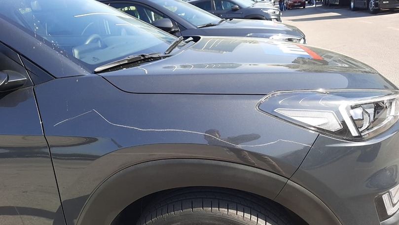 بالصور: هذا ما فعله "الزعران" بسيّارة mtv