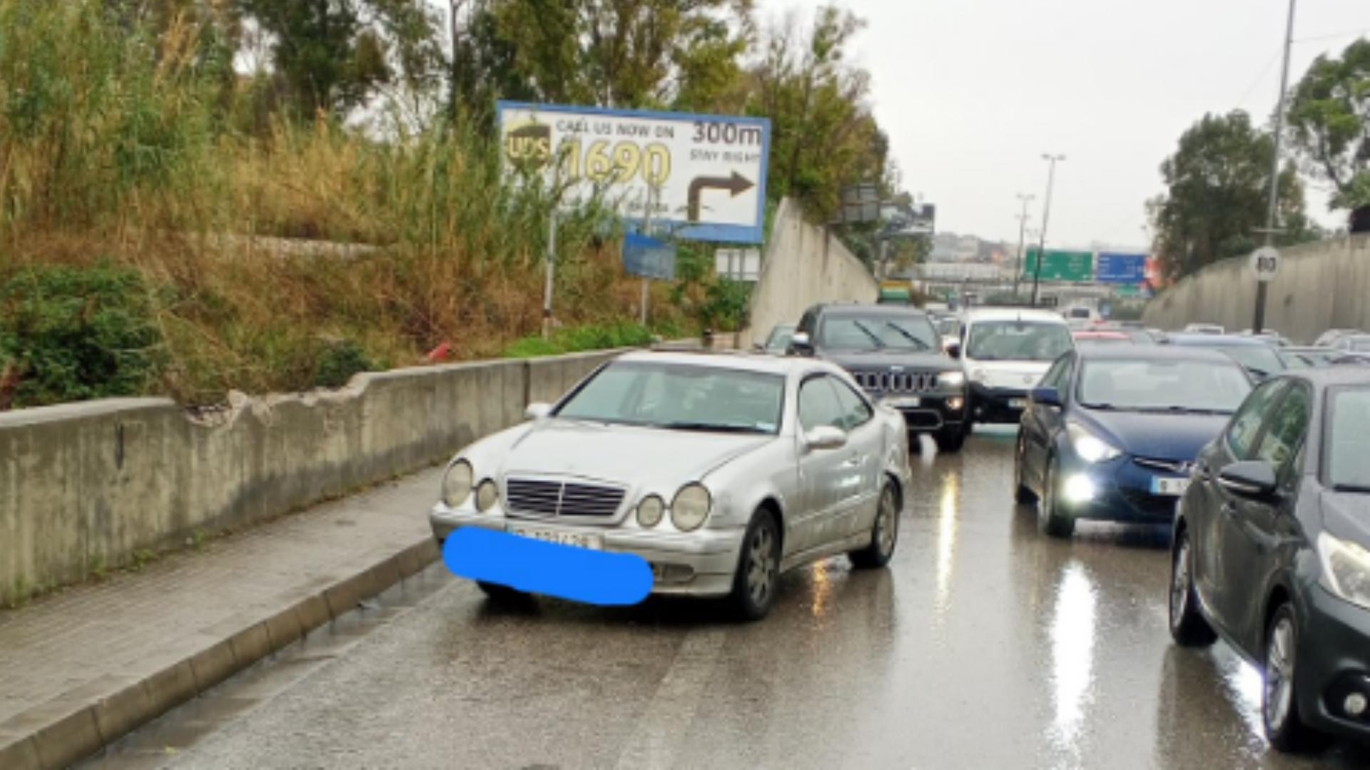 التحكم المروري بالصّور: تصادم بين "بيك اب" وسيارتين على أوتوستراد الصياد باتجاه الكرنتينا والأضرار مادية ودراج من مفرزة سير بعبدا يعمل على المعالجة
