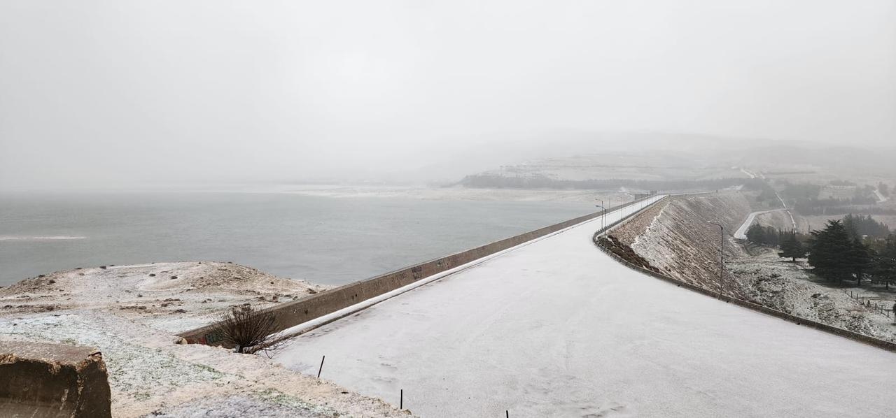 بالصّور: الثلوج تُغطّي السدّ...