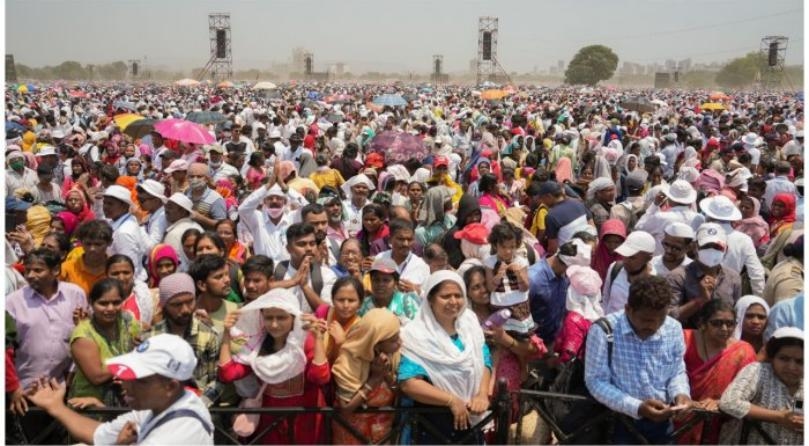 Twelve die of heatstroke at Indian award event