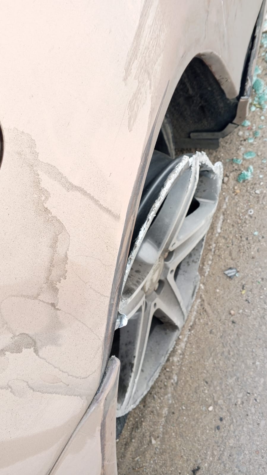 بالصّور: تعطّل سيارة على الكوكودي باتجاه بيروت ودراج من مفرزة سير بعبدا يعمل على المعالجة