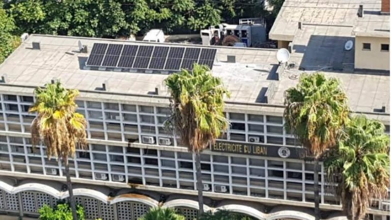 طاقة شمسية فوق مبنى كهرباء صيدا والمؤسسة توضح