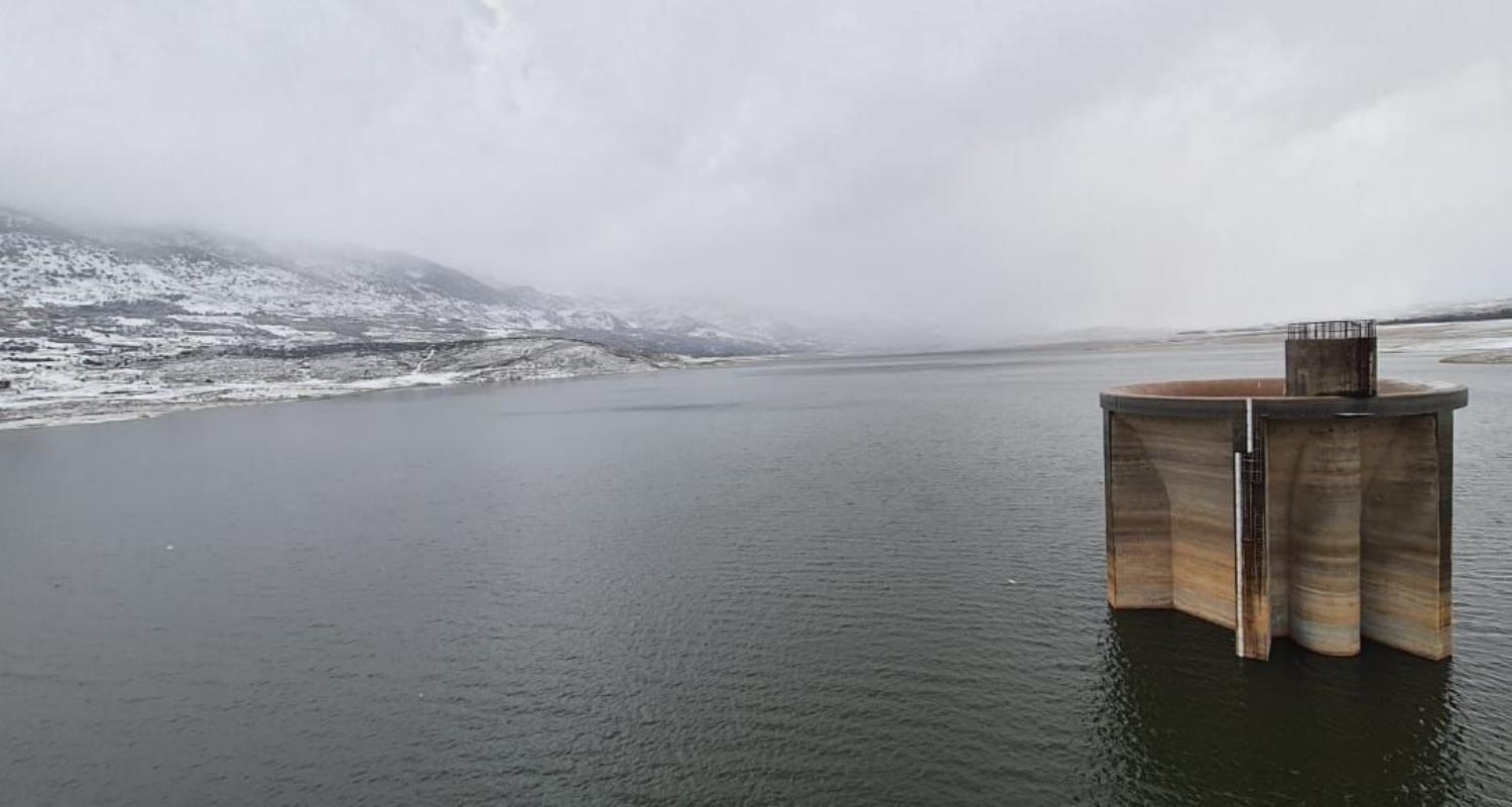 Photos: Snow Covers the Qaroun Dam and Lake