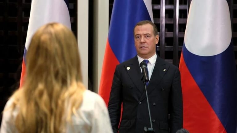 مدفيديف: الصراع في أوكرانيا قد يستمر لعقود