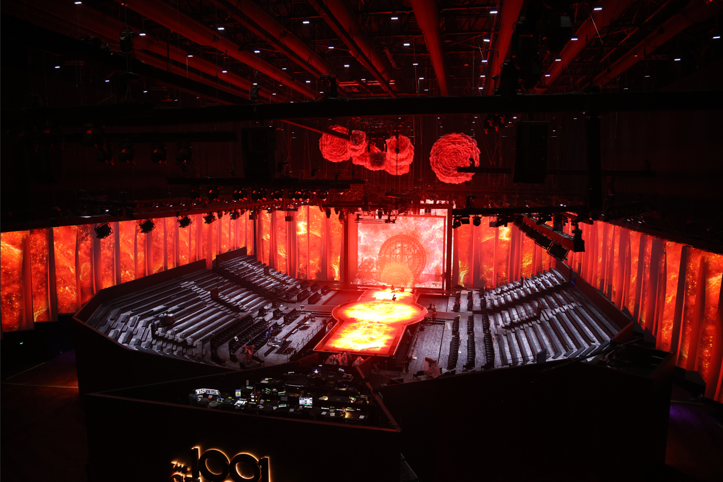 جيلبير حداد... مصمّم الحفلات الذي أضفى سحرًا على عرض إيلي صعب في الرياض