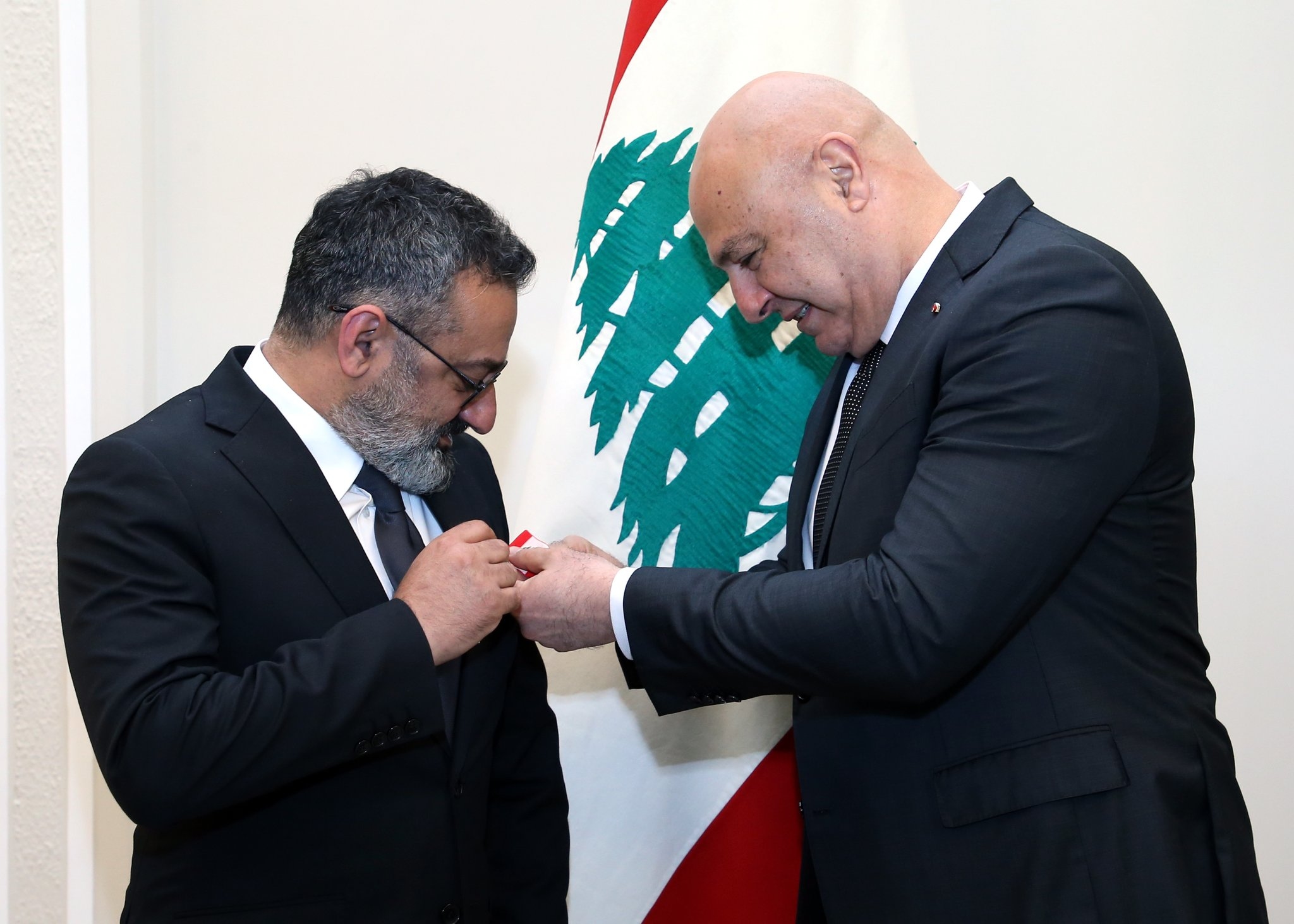 الرئيس عون يكرّم الفنان جورج خباز