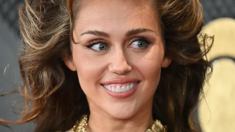 مايلي سايرس ورامي مالك وغيرهم... نجوم على ممشى المشاهير في 2026!