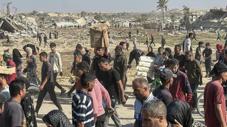 "هآرتس" عن ضباط وجنود إسرائيليين: مراكز تقديم المساعدات أشبه بساحة قتال ويتم إطلاق النار على طالبي المساعدات كأنهم قوة هجوم والفلسطينيون هناك غير مسلحين ولا يشكلون أي تهديد لأحد