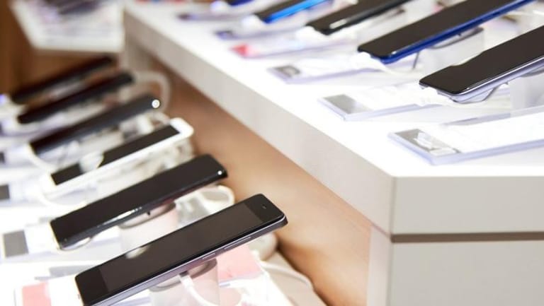 الأزمة تدفع اللبنانيّين نحو الهواتف الأقلّ سعراً و... ذكاءً