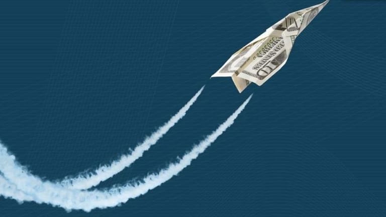 الدولار يواصل التحليق ودفع الـ400 دولار... مؤجّل؟