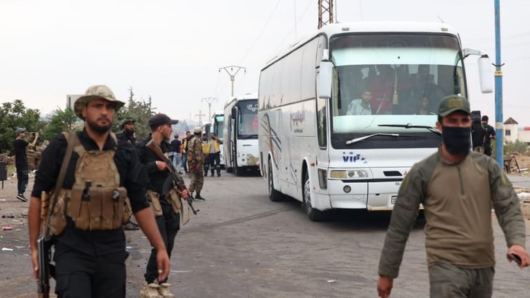 بالصور: خروج البدو المحتجزين في السويداء