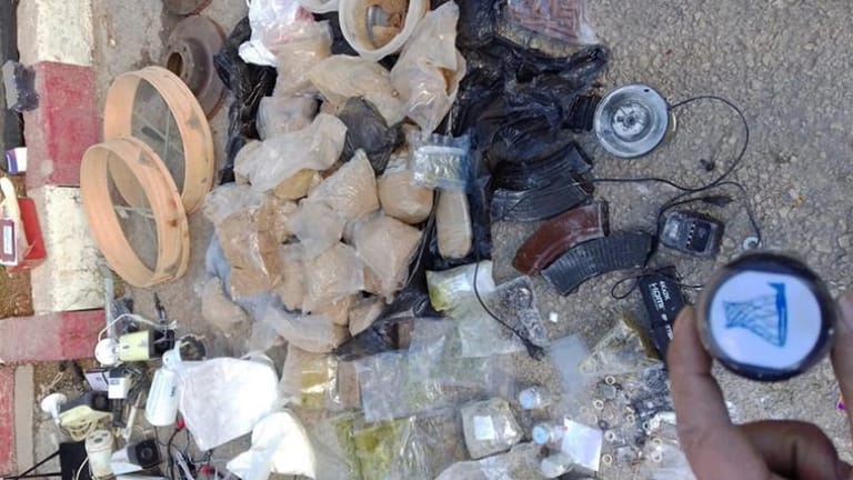 بالصّور: دهم منزل مطلوب.. وهذا ما تمّ ضبطه!