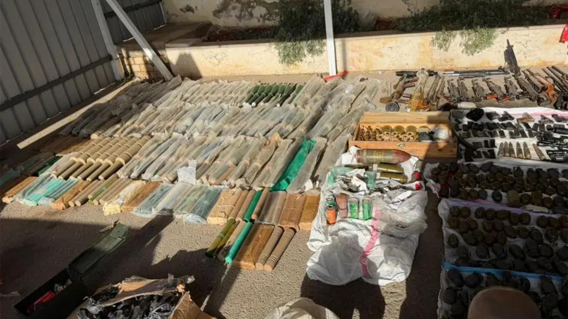 بالصور: أسلحة وذخائر حربيّة... والجيش يتحرّك!