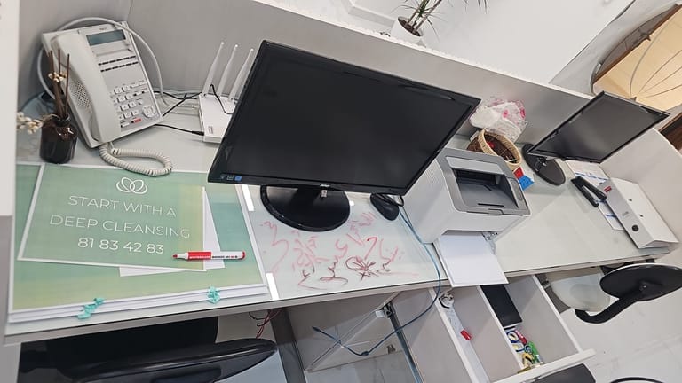 بالصّور: سرقة مبنى تجاريّ وعباراتٌ "داعشيّة" على الجدران