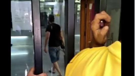 تشدد أمني أمام مصرف فدرال بنك في الحمرا والقوى الأمنية تبعد المواطنين من المحيط ومن المتوقع خروج المودع المسلّح خلال دقائق