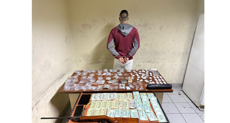 يروّج المخدّرات في سيّارة