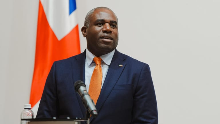 وزير خارجية بريطانيا: مخزون إيران من اليورانيوم المخصب أكبر بـ 20 مرّة من المسموح