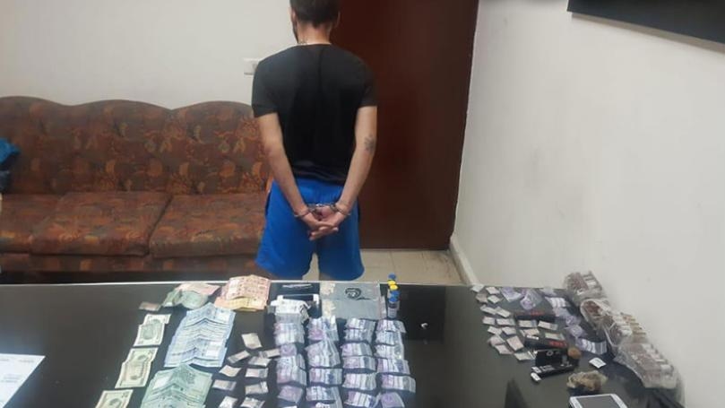 بالصّورة: توقيف مروّج مخدّرات وهذا ما ضُبط بحوزته